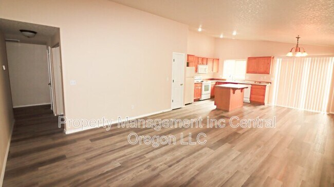 Foto del edificio - 16489 Riley Dr