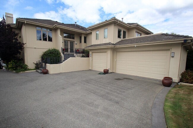 Foto del edificio - LUXURY 4 BEDROOM BELLEVUE HOME IN ‘THE SUMMIT’ W AMAZING VIEWS!