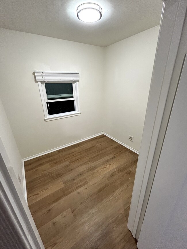 Foto del edificio - 724 Crestmoore Pl