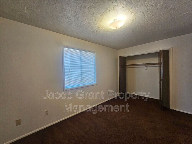 Building Photo - 731 N Fanning Ave
