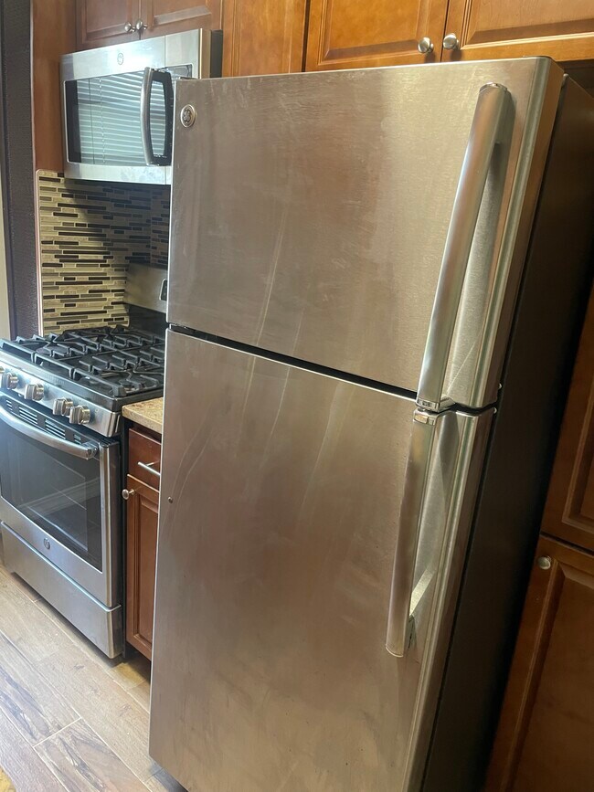 Building Photo - 682 E 43rd St