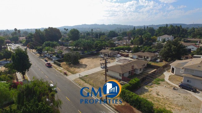Building Photo - Los Robles Triplex