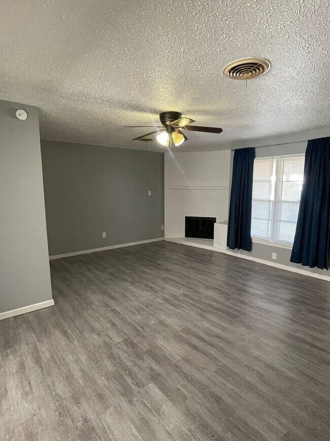 Building Photo - Adorable Remodeled 3/2/2 with Easy Access ...