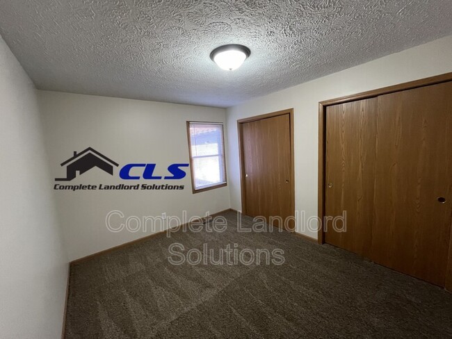 Building Photo - 1717 E Southern Manor Dr
