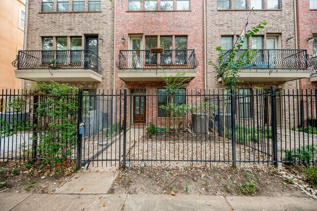 Building Photo - Gracious Townhouse for Rent in Great Midto...