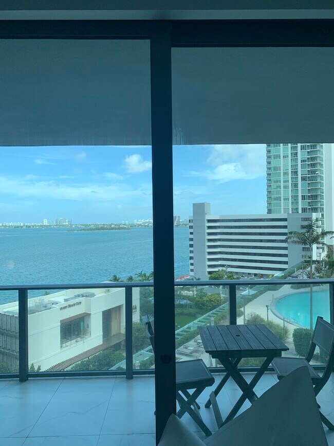 Foto del edificio - 650 NE 32nd St