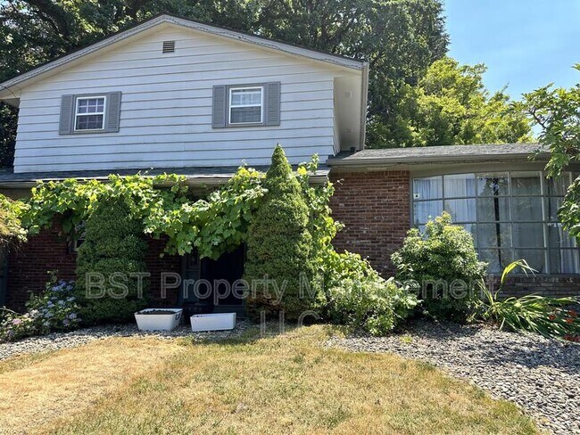 Foto del edificio - 1458 Greenwood Dr NE