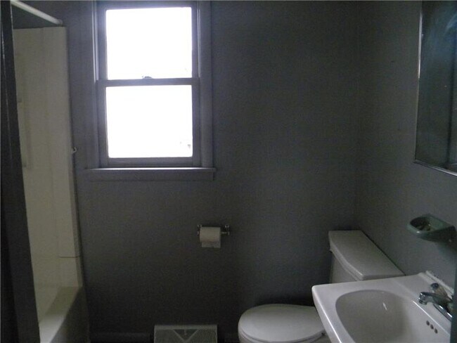 Foto del edificio - 222 Loyalhanna Ave