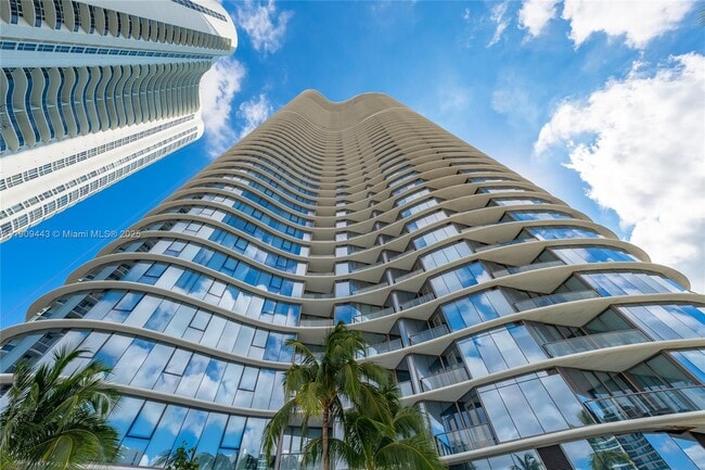 Foto del edificio - 15701 Collins Ave
