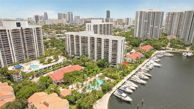 Foto del edificio - 3610 Yacht Club Dr
