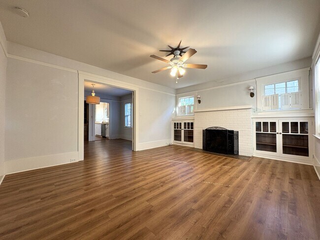 Foto del edificio - Charming 2-Bedroom Home with Spacious Back...