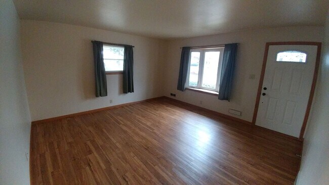 Foto del edificio - Charming 3-Bed Home with Private Yard – Gr...