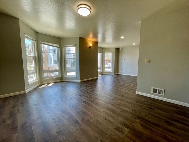 Building Photo - 538-540 36th Avenue (1104r)