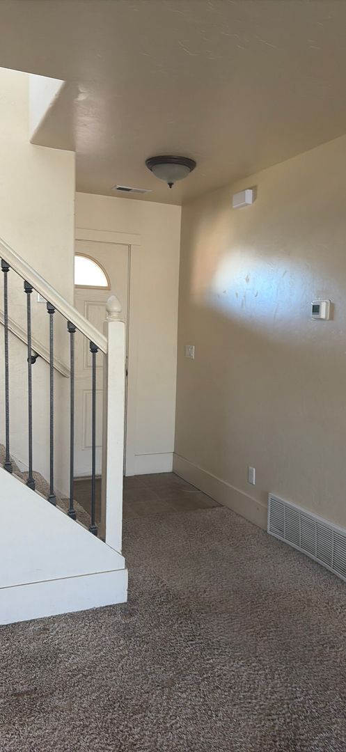 Foto del edificio - 3 Bed 2.5 Bath Townhome in Vernal!!