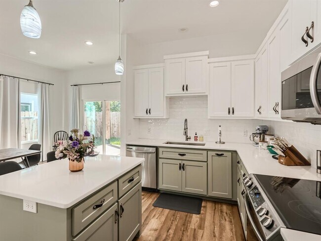 Foto del edificio - 644 Cypress Ln