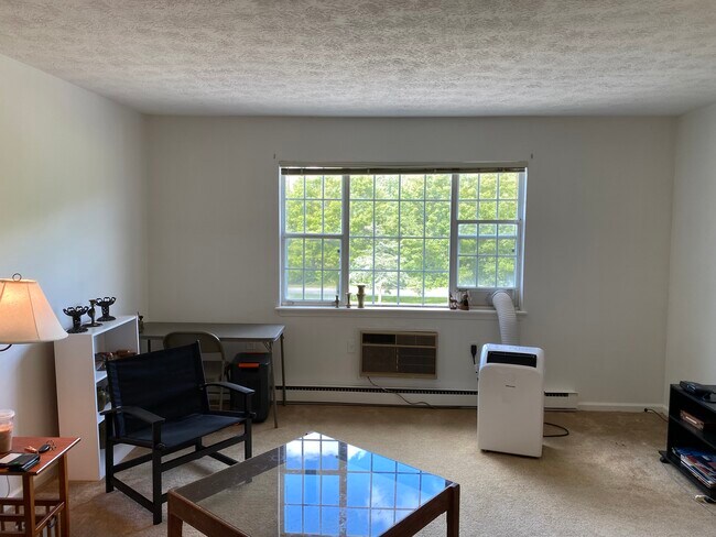 Foto del edificio - 73 Horse Pond Rd