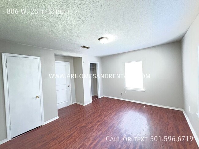 Building Photo - 806 W 25th St