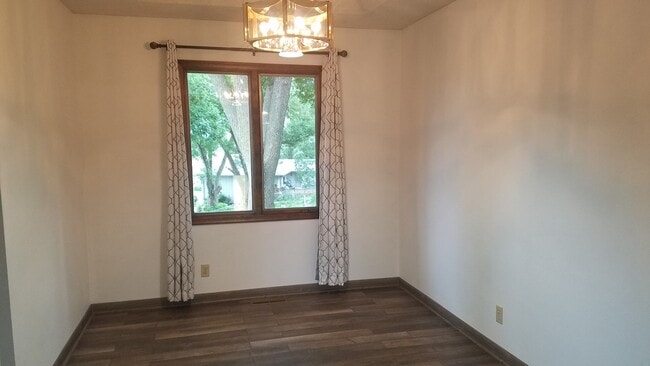 Foto del edificio - Split level with huge yard