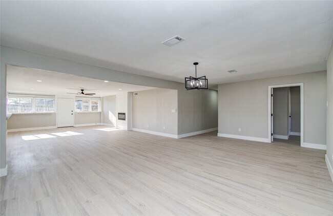 Building Photo - 7918 Bayside Dr