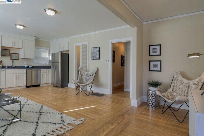 Building Photo - Updated Rockridge Apartment