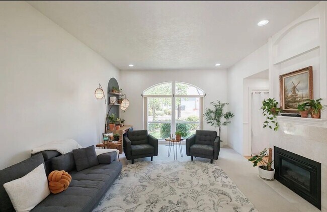 Building Photo - Single Level Home with a 2 car garage