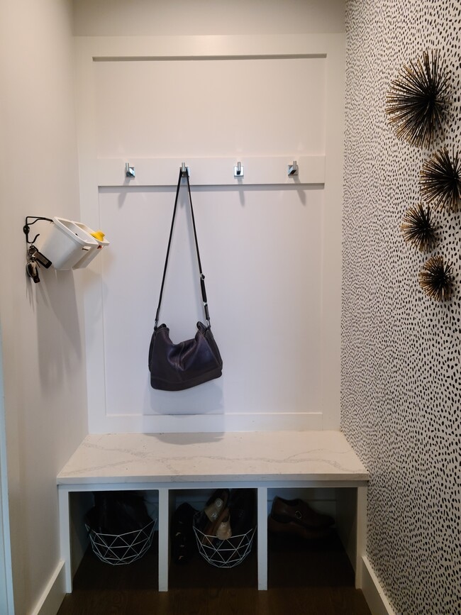 Front Entryway - 1146 W Hubbard St