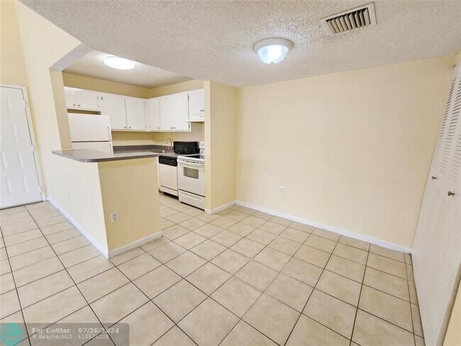 Foto del edificio - 7130 NW 179th St