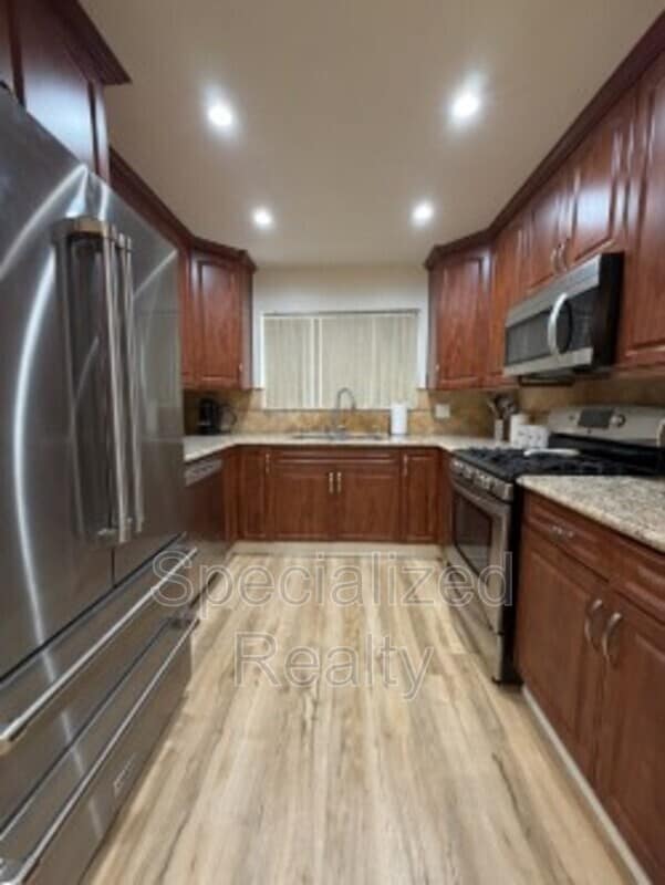 Building Photo - 1020 Davis Ave