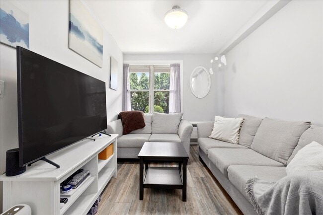 Building Photo - 700 Summer St