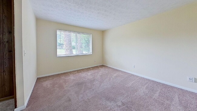 Building Photo - Welcome home to this beautiful brick 3-bedroom