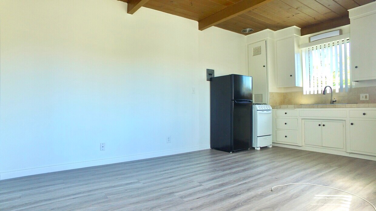 Foto principal - 421 E Chevy Chase Dr