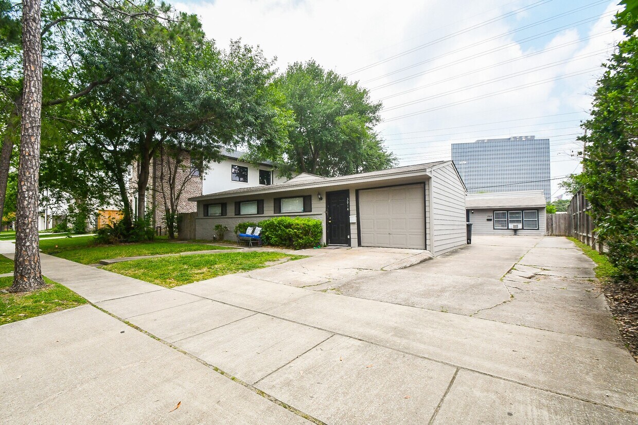 Foto principal - 3912 Childress St