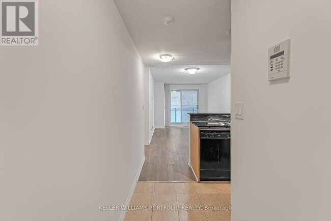 Photo du bâtiment - 300-300 Bloor St E
