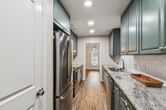Foto del edificio - Pristine Updated Indian Creek Condo