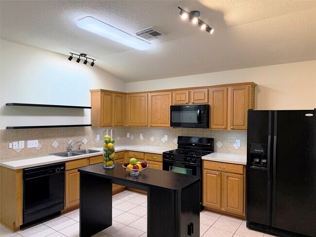Building Photo - 6351 Applewood Forest Dr