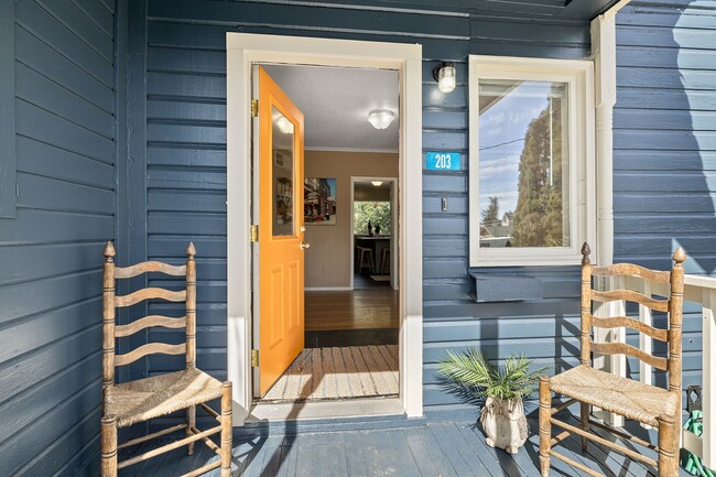 Building Photo - Inviting 3 Bed, 1 Bath Home in Roslyn, Whe...