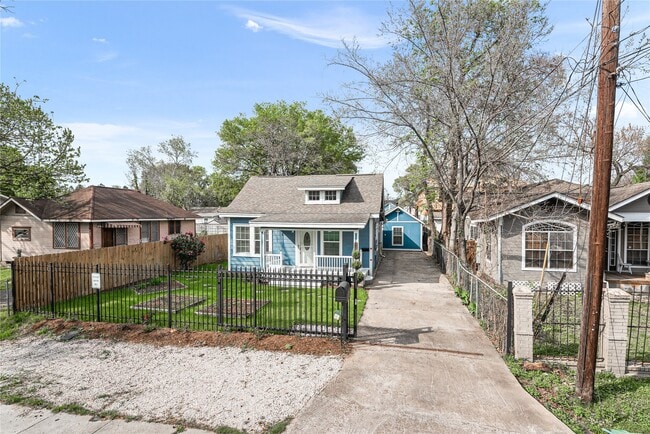 Building Photo - 320 Coronado St