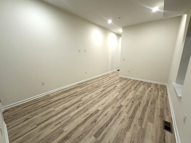Foto del edificio - Incredible 6-Bedroom Townhouse Located Nea...