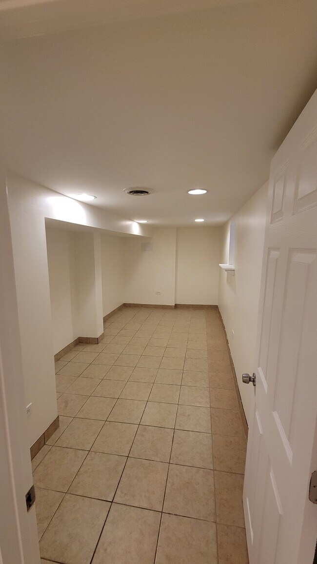Sala de estar 2 puertas a la pared - 3719 S Damen Ave