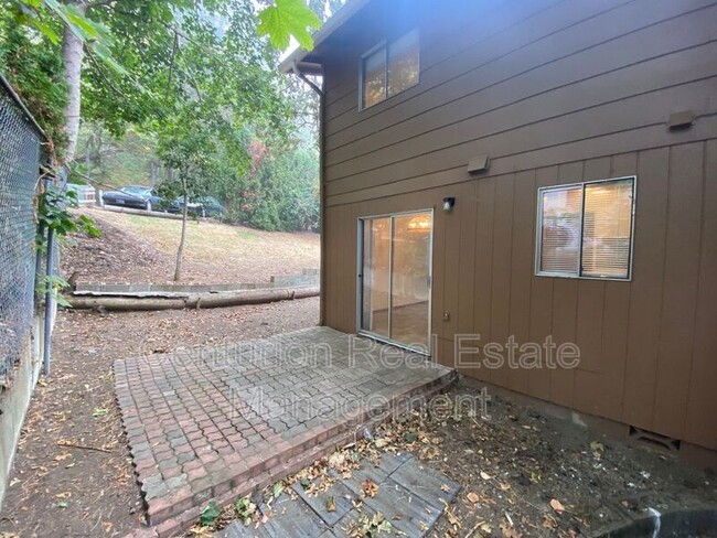 Building Photo - 180 Stoneway Dr NW