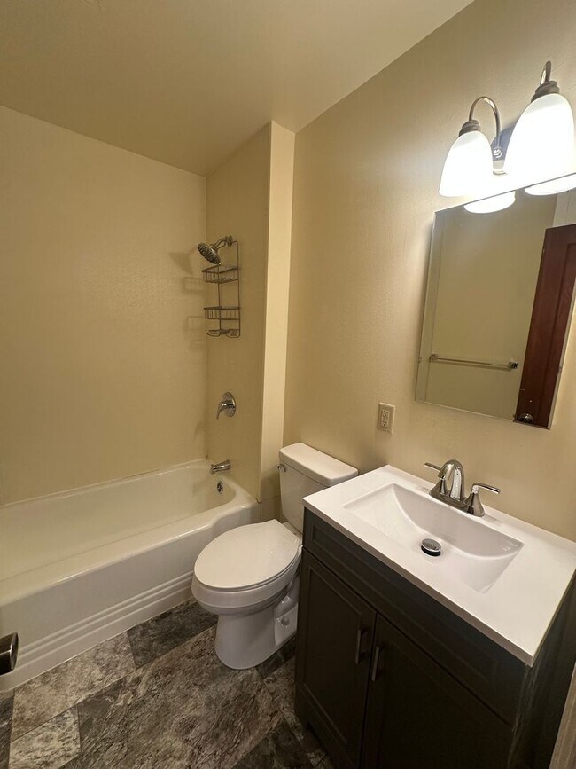 Building Photo - 305 S 33rd St