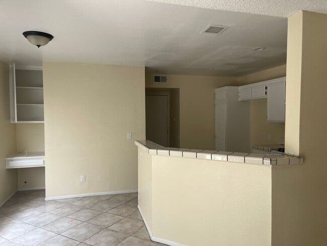 Foto del edificio - 2BD/ 3BTH TOWNHOUSE EAST PALMDALE