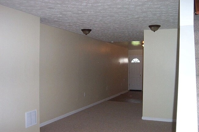 Building Photo - Three Bed Two Bath Central AC Washer/Dryer...