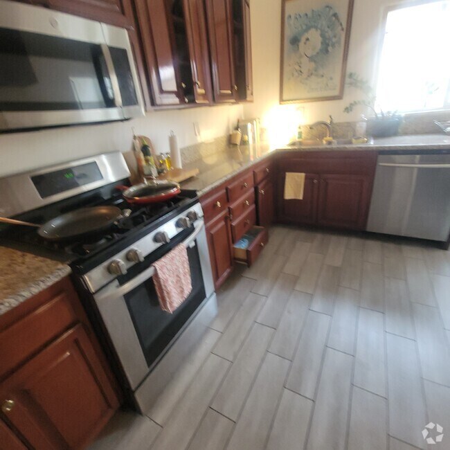 KITCHEN - 1347 S Mansfield Ave
