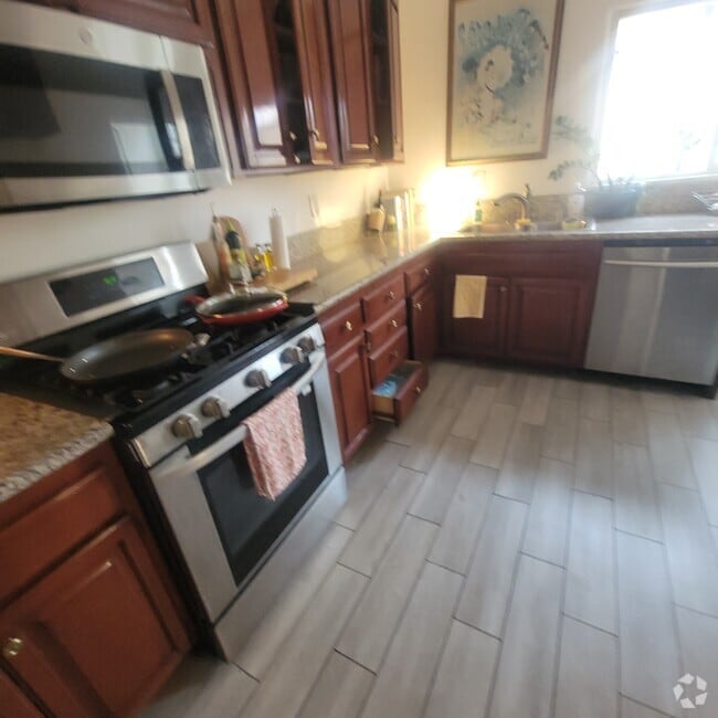 KITCHEN - 1347 S Mansfield Ave