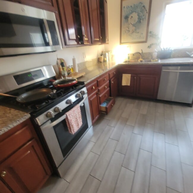 KITCHEN - 1347 S Mansfield Ave