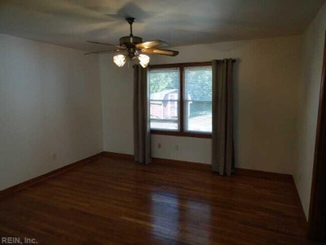 Foto del edificio - Call Sabrina Thomas at 757-767-0767 for more information