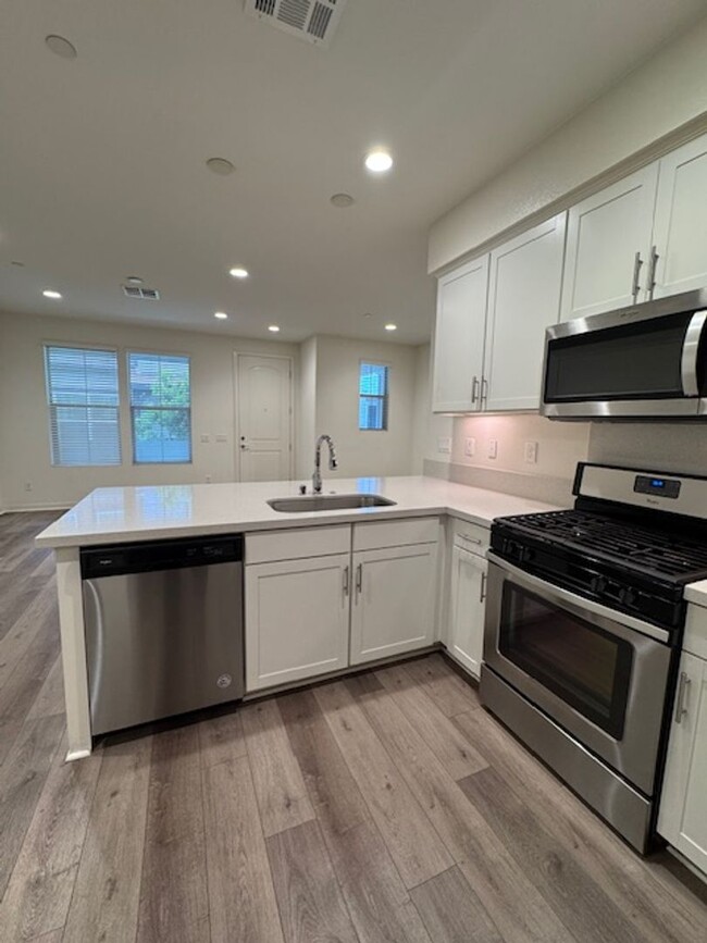 Building Photo - Newer 3 bedroom townhome in Simi Valley