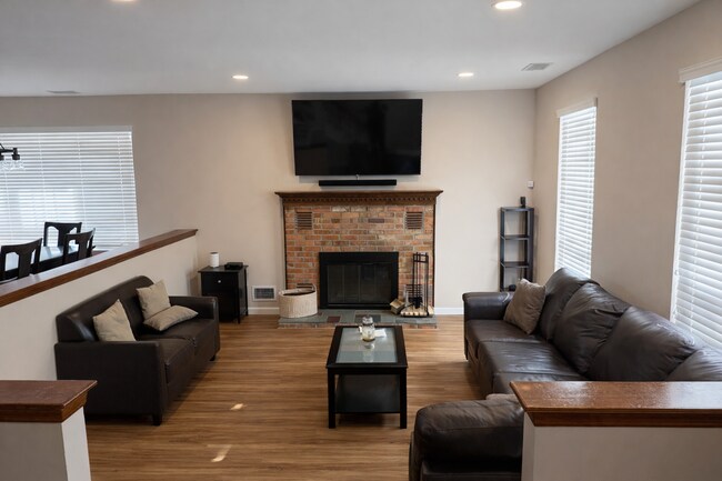 Foto del edificio - 230 Perth Hill Ct