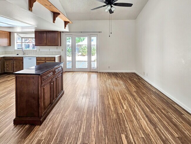 Foto del edificio - 528 Heatherglen Dr